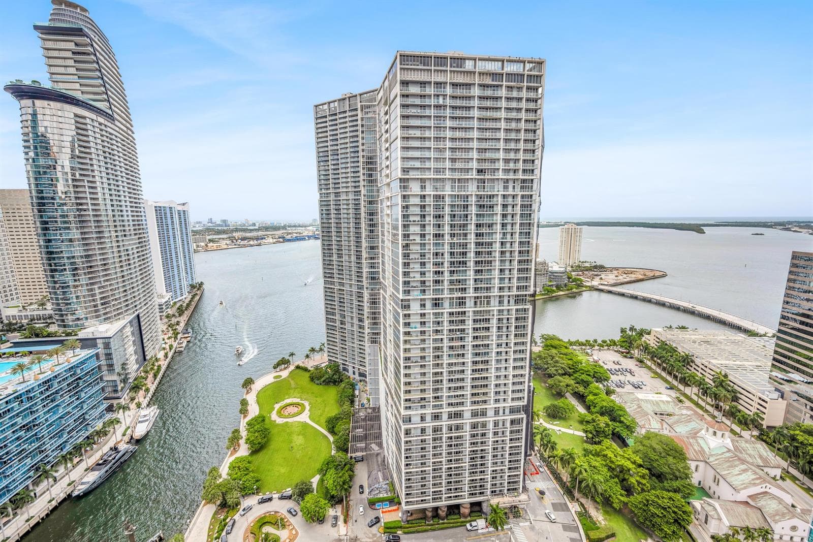 VICEROY-BRICKELL_Complex-from-the-River-