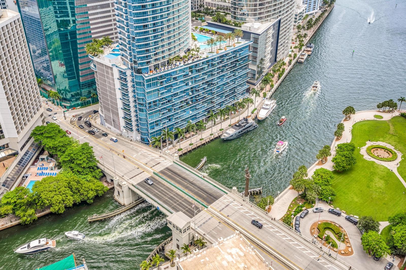 VICEROY-BRICKELL_Complex-from-the-Bay_ni