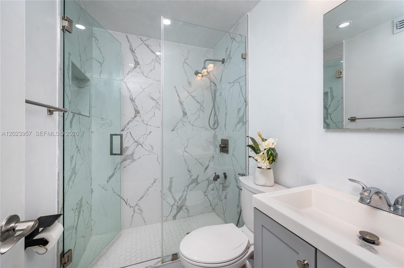 228 W 18th St photo 11
