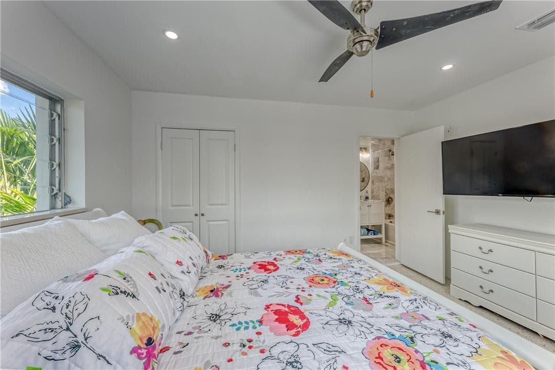 3rd bedroom w/ private bath