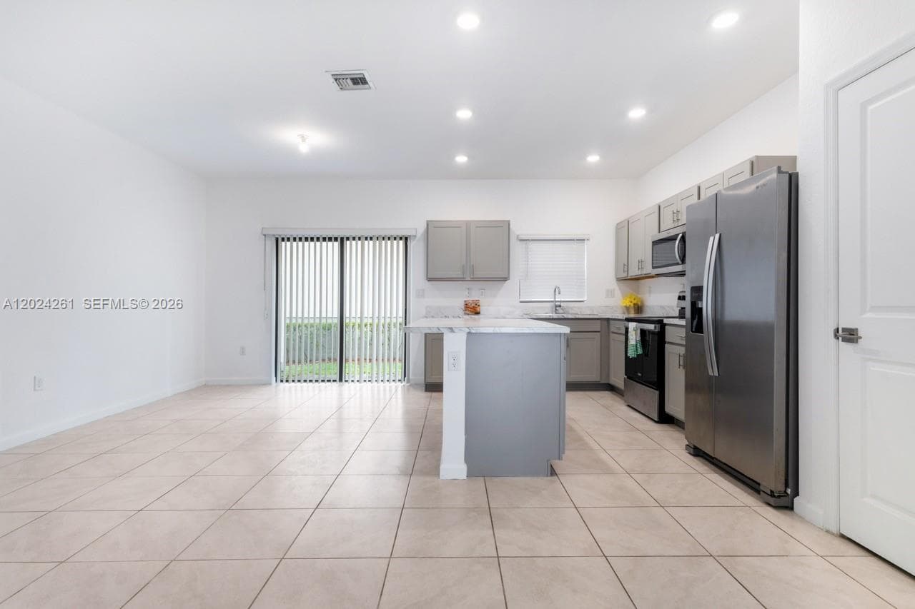 1170 SW 7th Ct #1170 photo 4