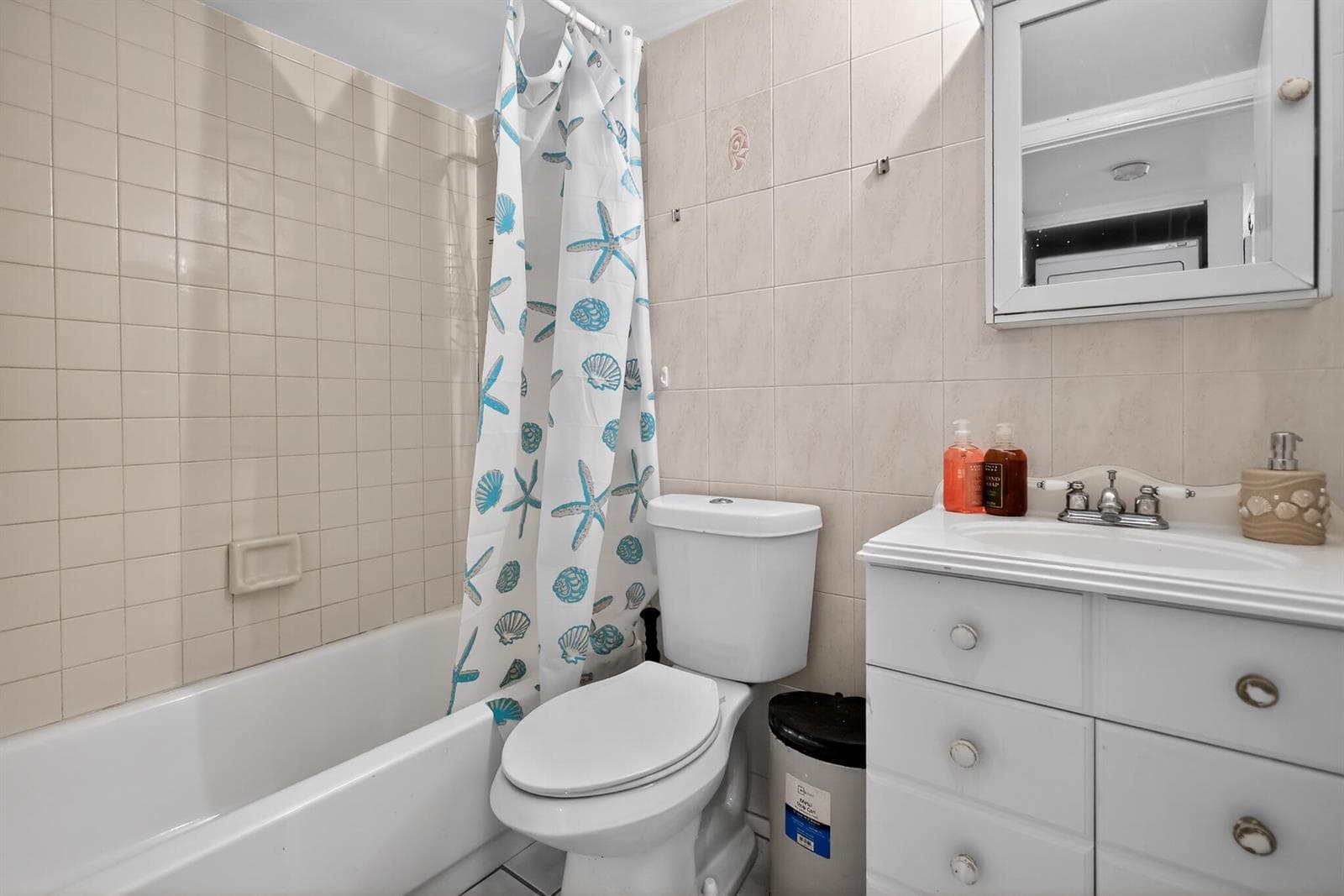 25_20805_NE_8th_Ct-Bathroom-9316