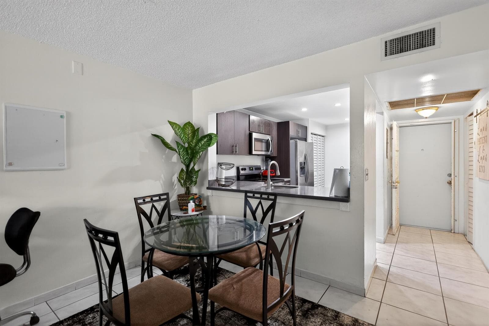 18_20805_NE_8th_Ct-Dining_room-9304