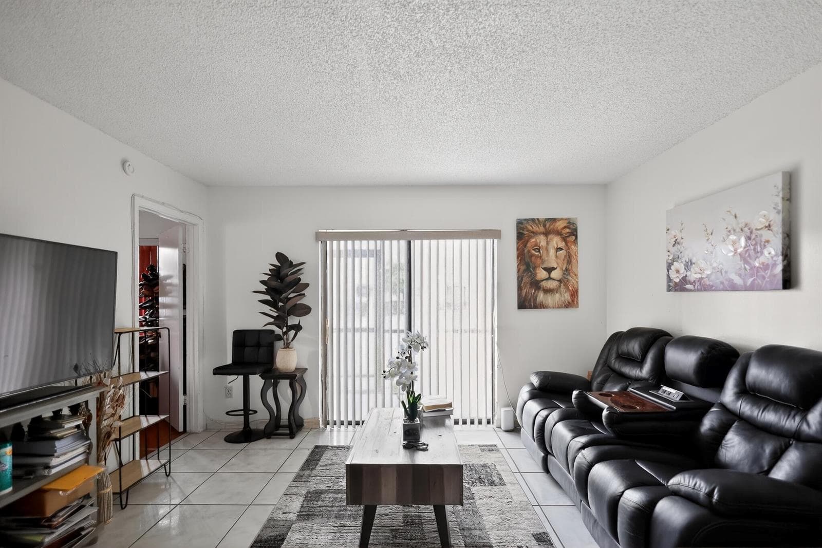 10_20805_NE_8th_Ct-Living_room-9310