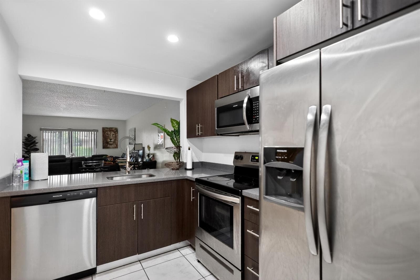 13_20805_NE_8th_Ct-Kitchen-9332