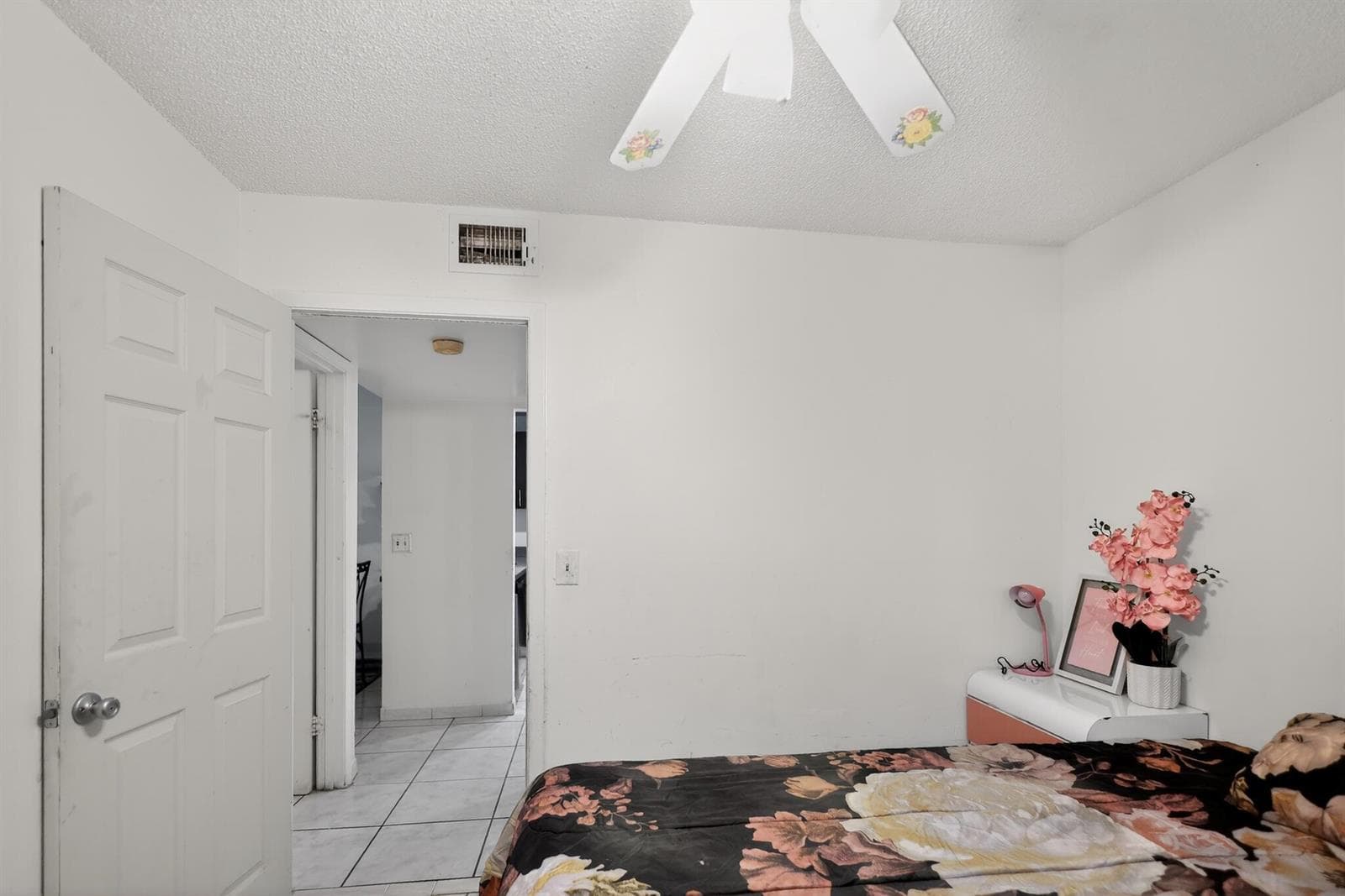 19_20805_NE_8th_Ct-Bedroom-9314