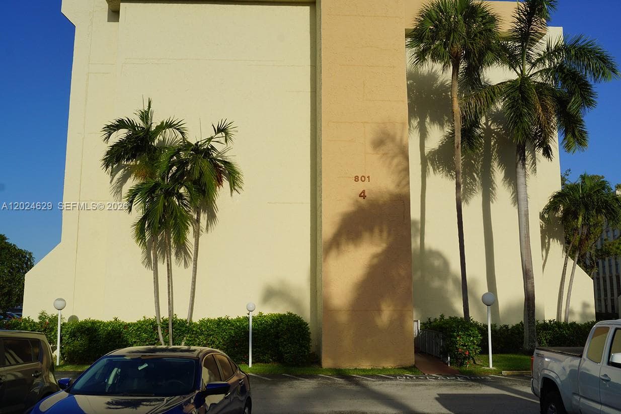 DESOTO PARK COBDO · #312 in Hallandale Beach - Photo 21