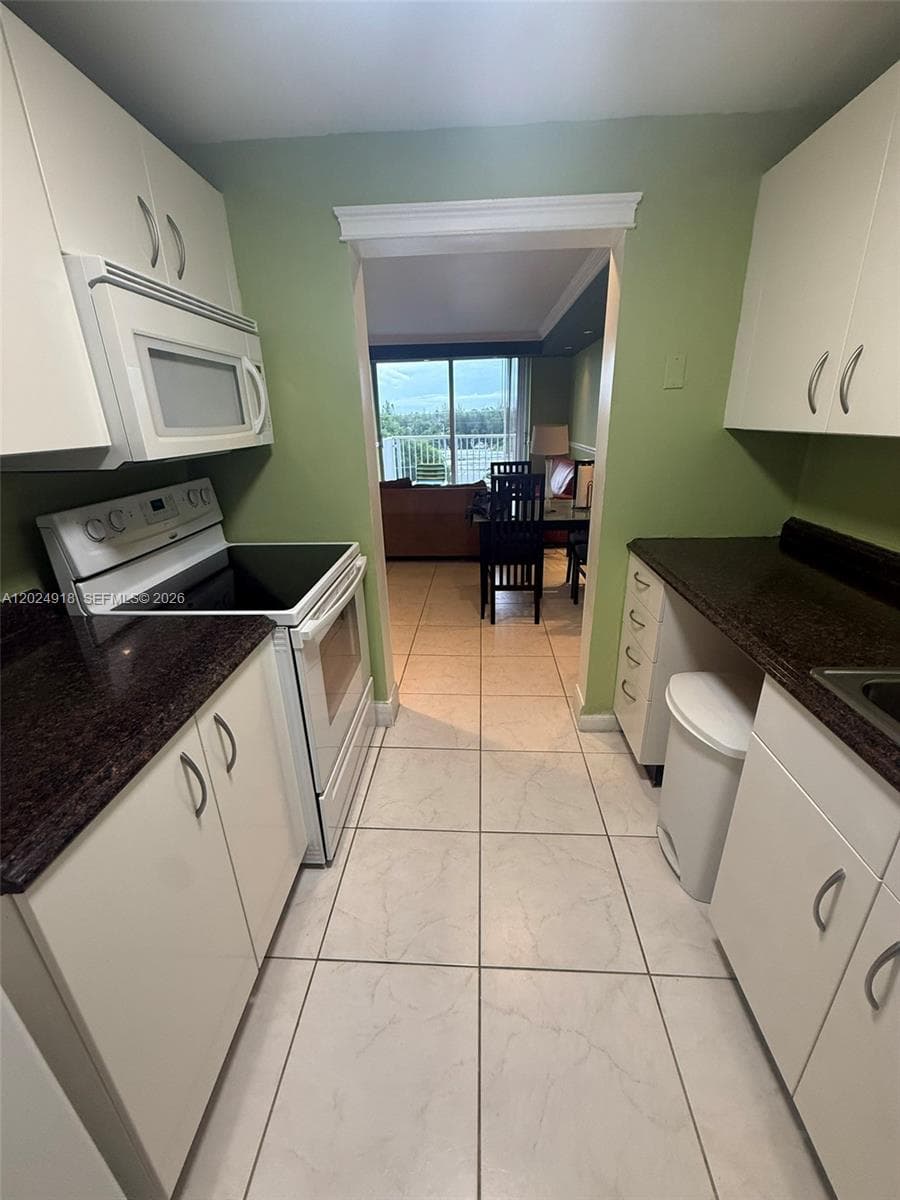 KEYSTONE TOWERS CONDO · #503 in North Miami - Photo 8