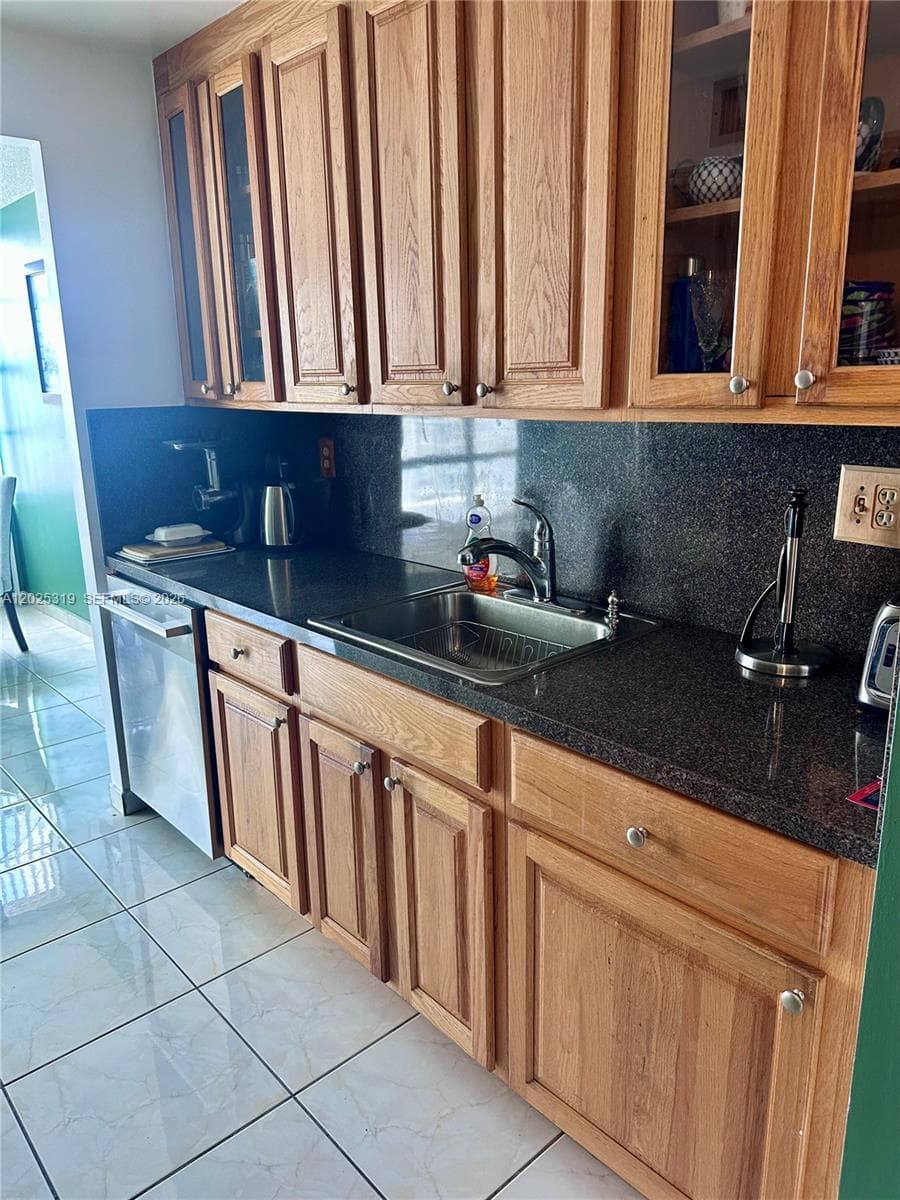 Winston Towers · #1905 in Sunny Isles Beach - Photo 2