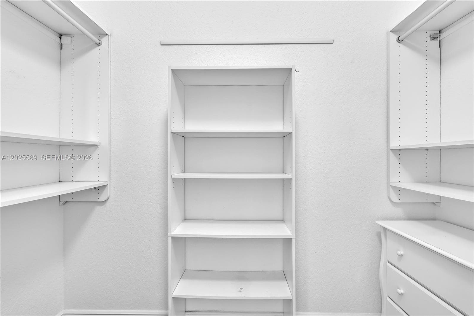 WALK-IN CLOSET BEDROOM No. 2