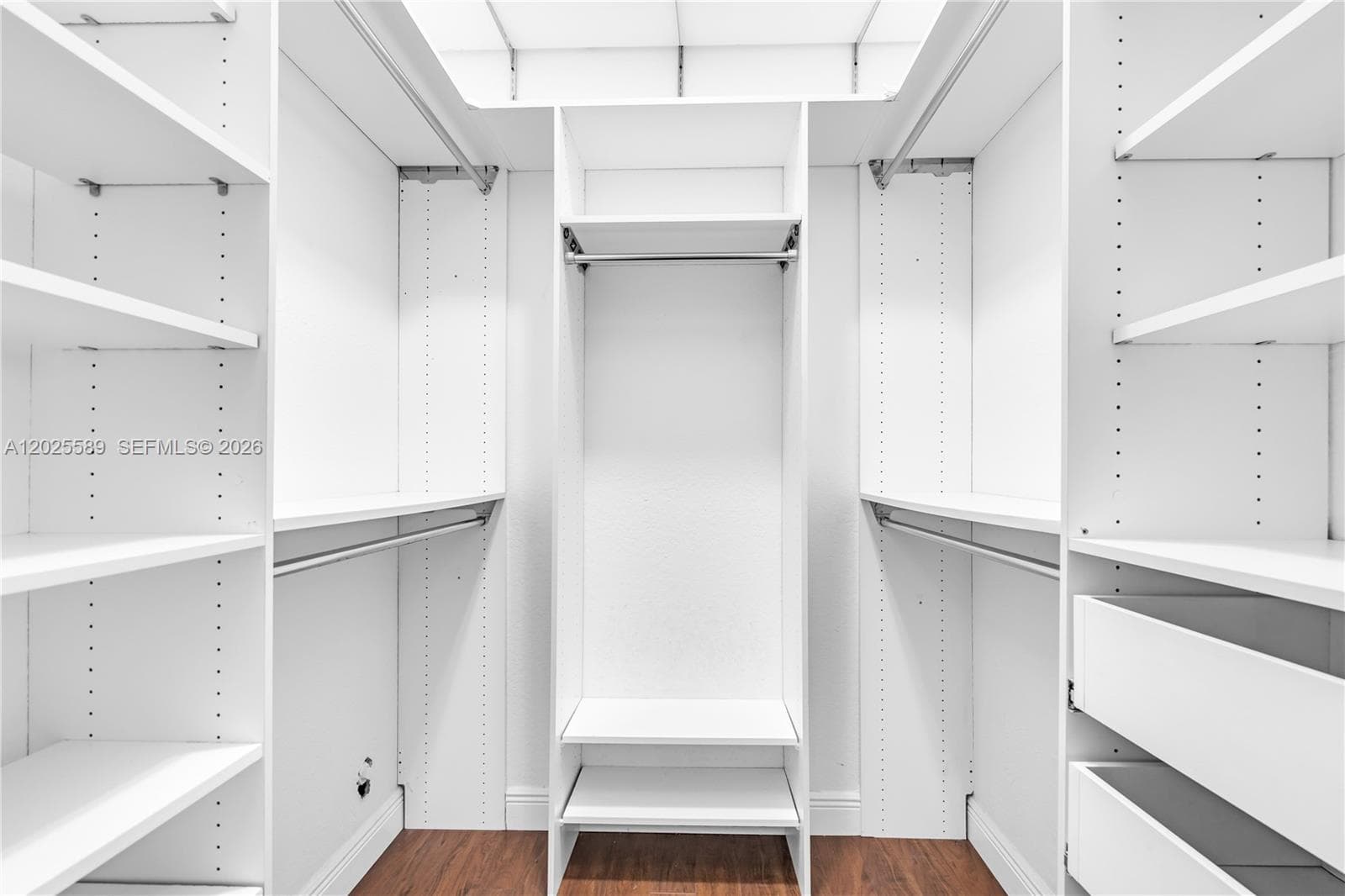 MASTER WALK-IN CLOSET HIS