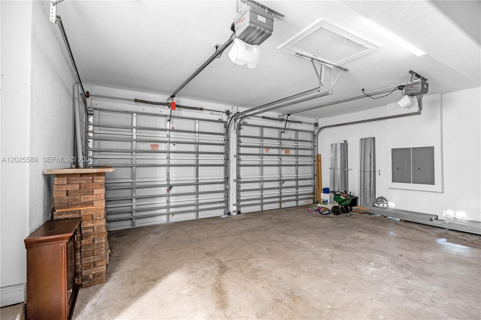 2 CAR-GARAGE