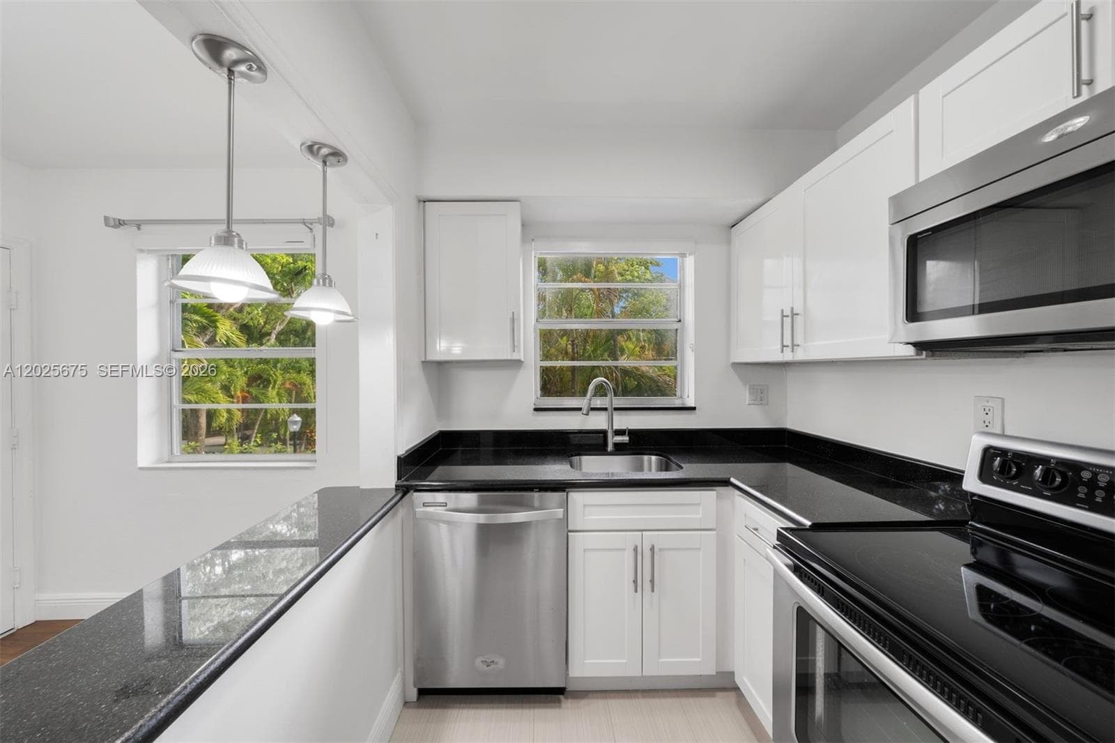 Updated kitchen w/ snack bar