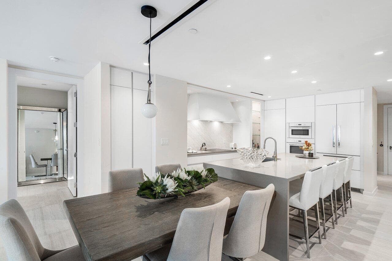 Kitchen & Dining