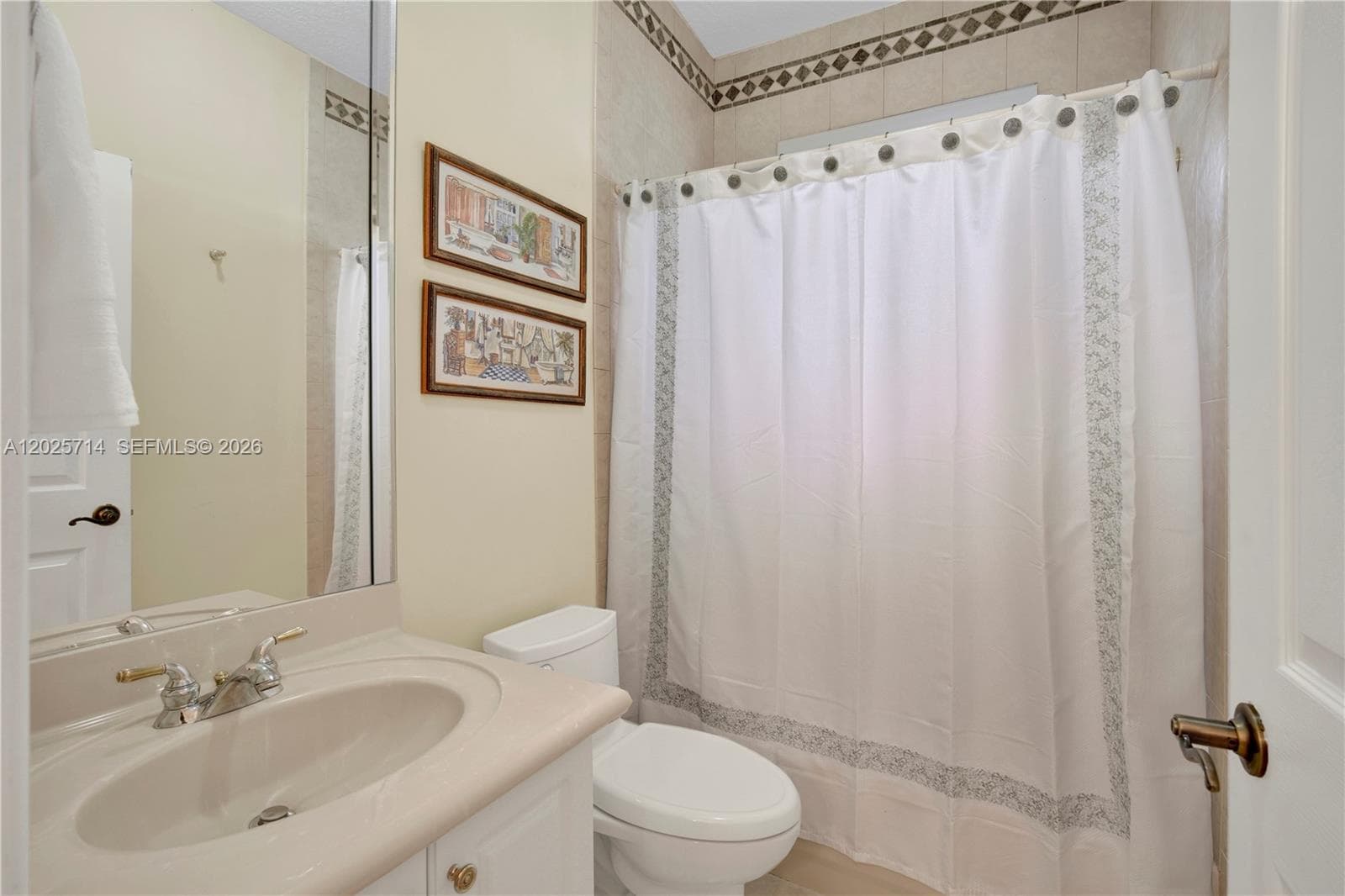 2nd bedroom's in suite bathroom with shower/tub