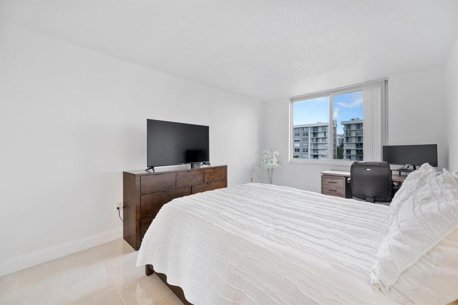 22-1080 94th St APT 411_022