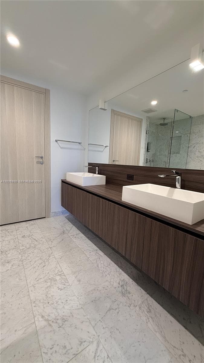 Double sinks in primary bathroom