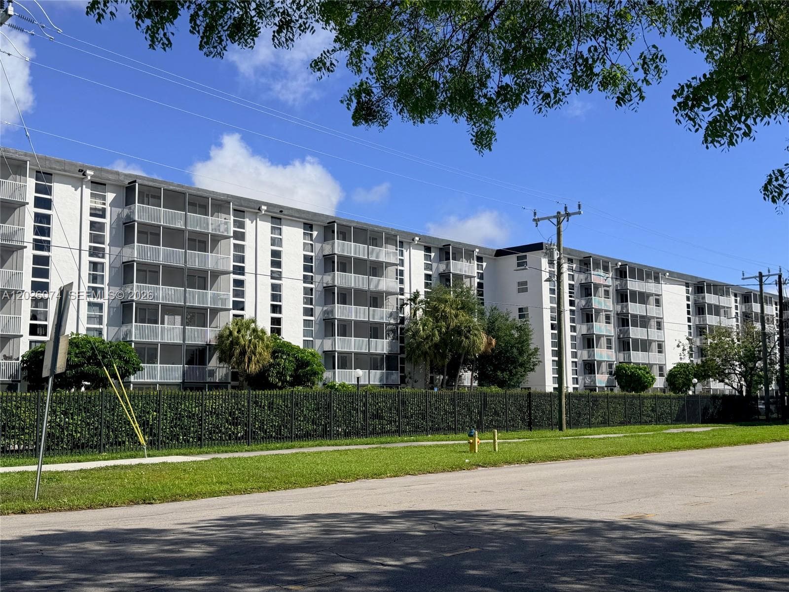 WOODSIDE APTS CONDO · #B601 in North Miami Beach - Photo 1