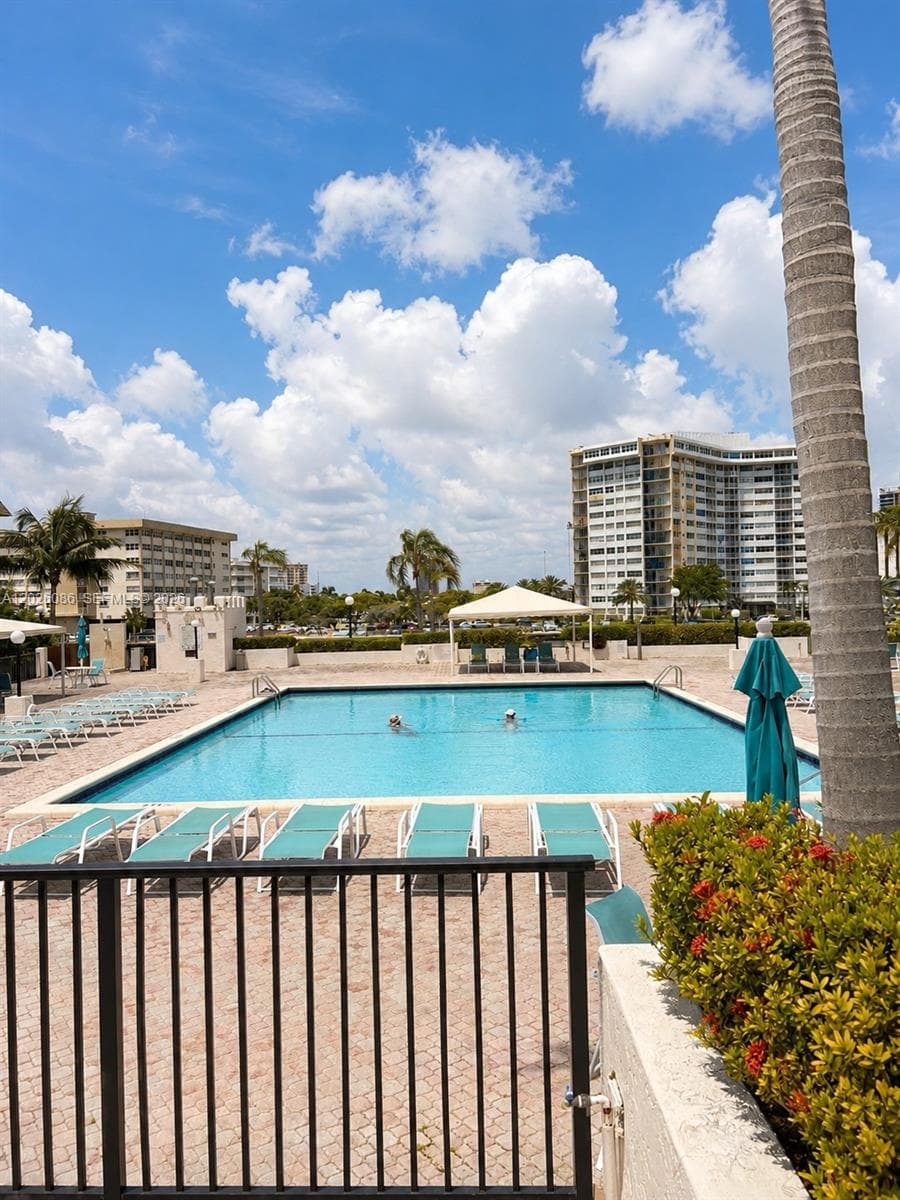Prince George · #21A in Hallandale Beach - Photo 32