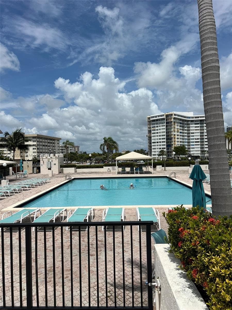 Prince George · #2G in Hallandale Beach - Photo 16