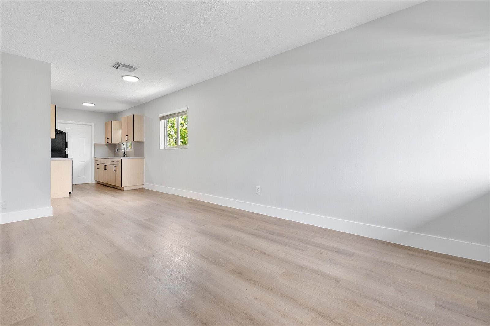 10-720 NE 7th St_010