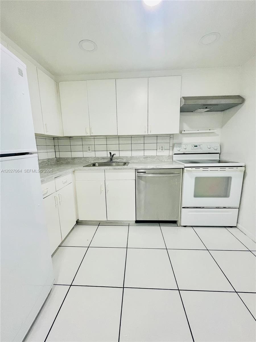 SAILBOAT CAY CONDO · #1613 in North Miami - Photo 1
