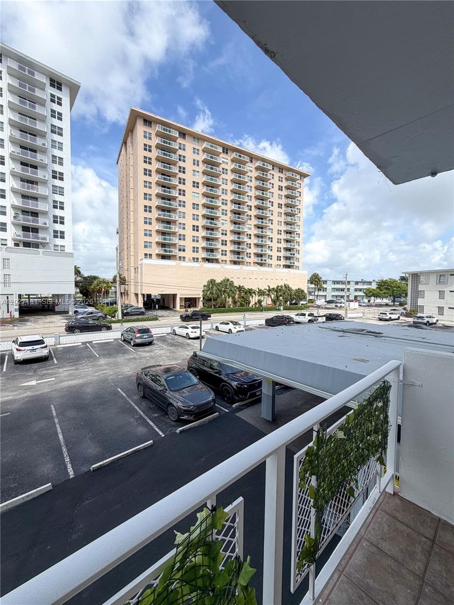 GOLDEN ISLES YACHT CLUB C · #205 in Hallandale Beach - Photo 2