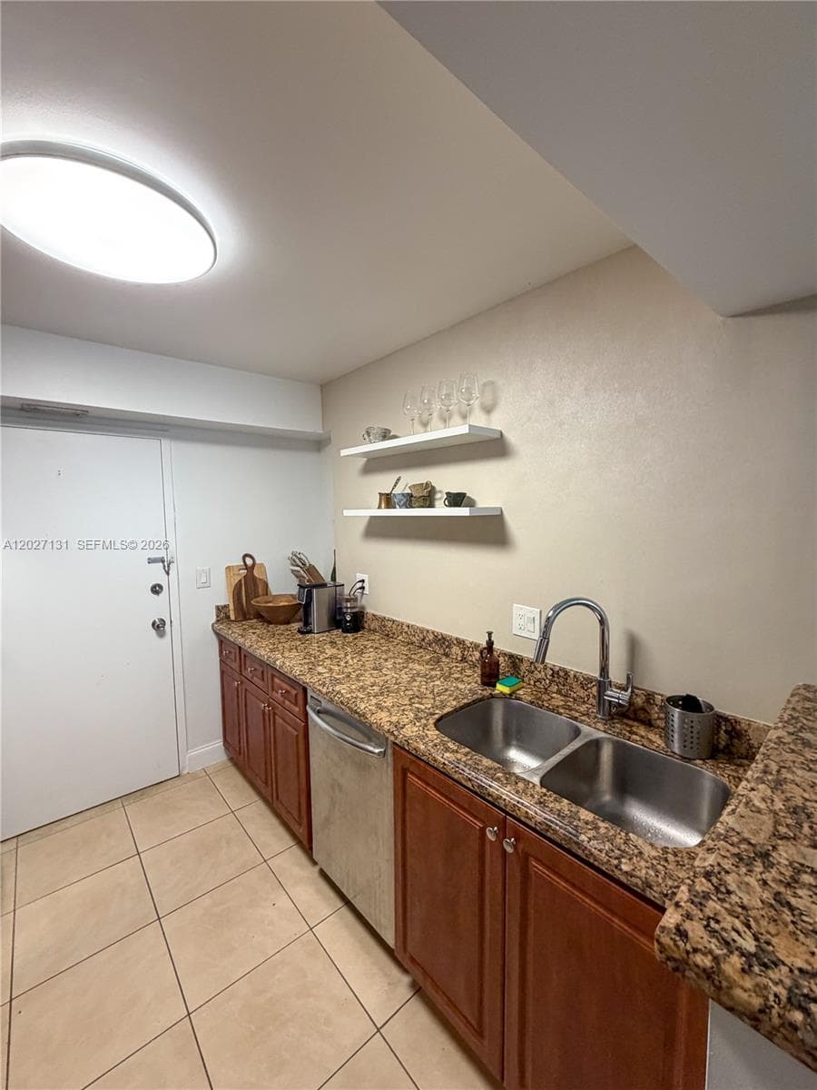 GOLDEN ISLES YACHT CLUB C · #205 in Hallandale Beach - Photo 18