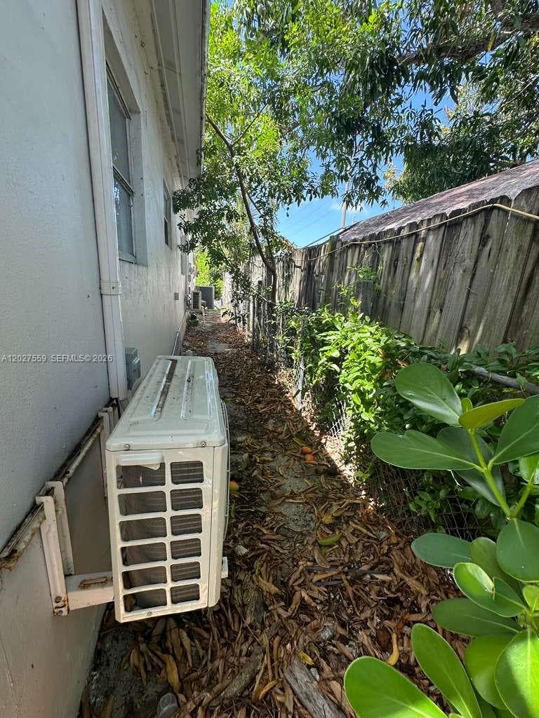 685 SW 7th Ter photo 2