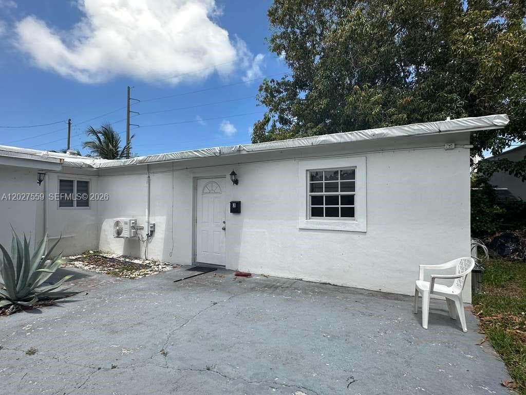 685 SW 7th Ter photo 4