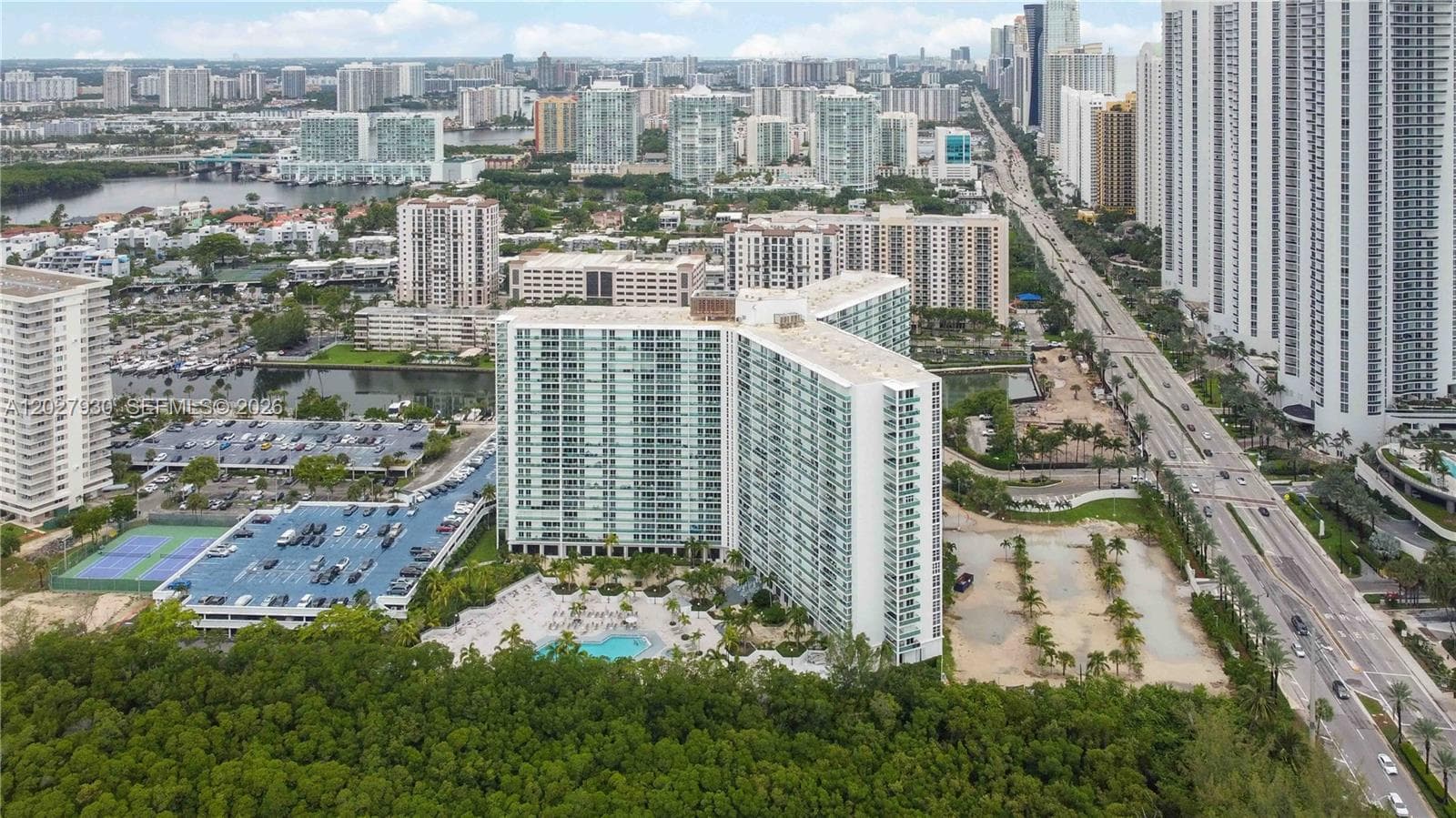 Arlen House East · #2014 in Sunny Isles Beach - Photo 4