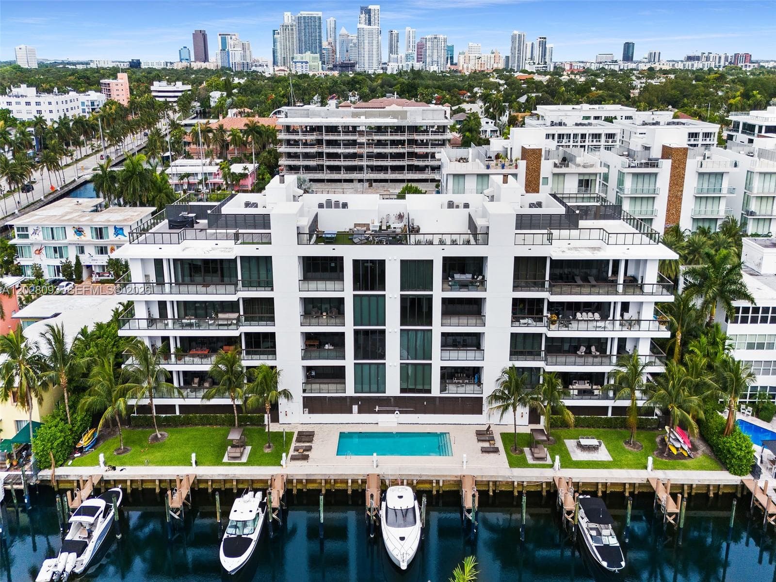 AQUALUNA · #403 in Fort Lauderdale - Photo 2