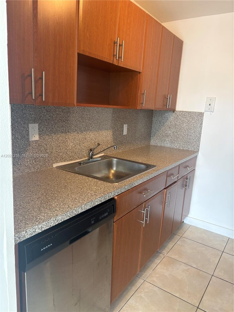 KEYSTONE TOWERS CONDO · #208 in North Miami - Photo 2