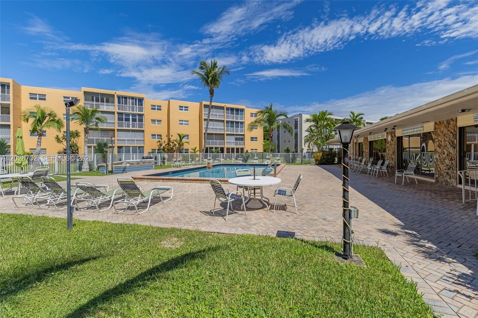 MEADOWBROOK LAKES CONDO · #102 in Dania Beach - Photo 7