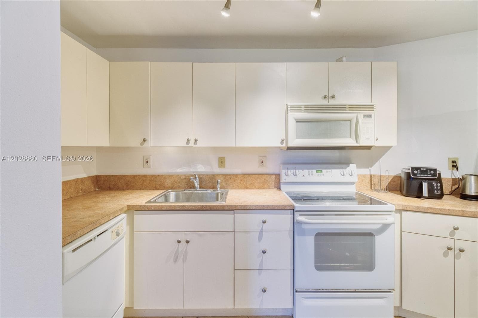 OCEANVIEW PARK CONDO · #311 in Hallandale Beach - Photo 10