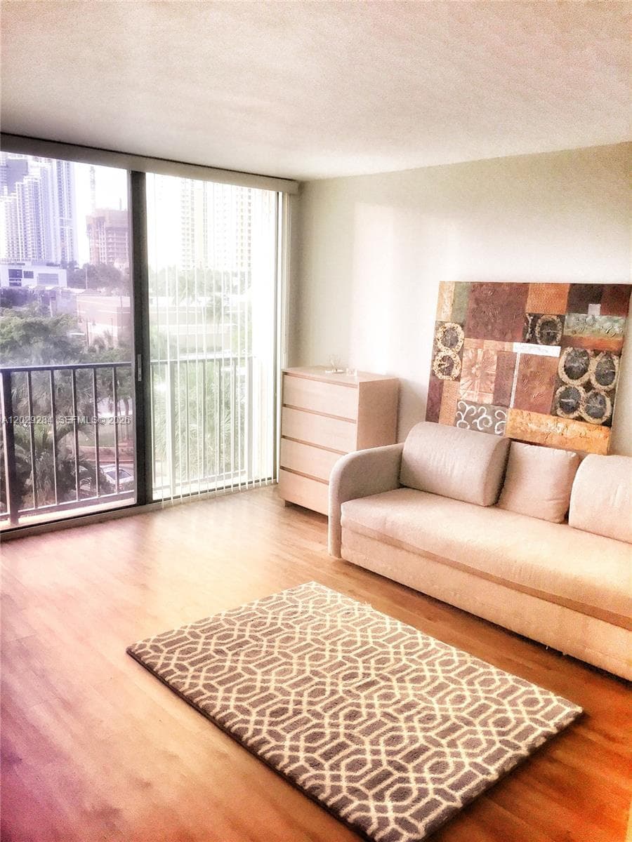 WINSTON TOWERS 600 CONDO · #515 in Sunny Isles Beach - Photo 4