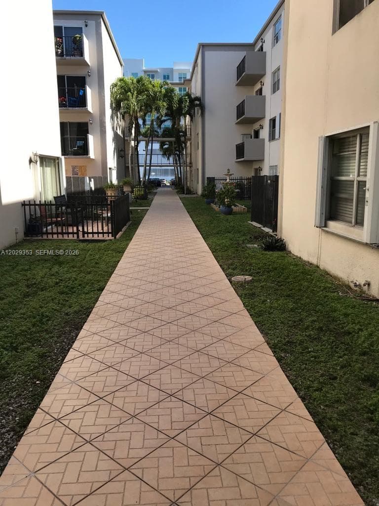 EL LAGO CONDO · #W417 in Miami - Photo 2