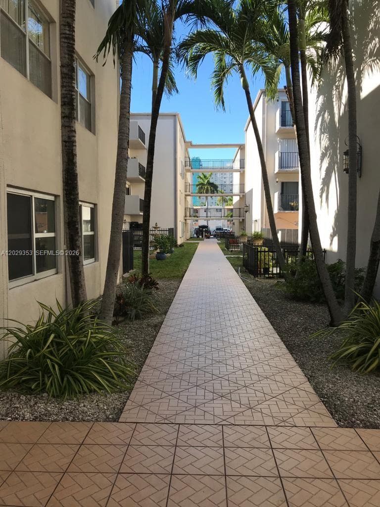 EL LAGO CONDO · #W417 in Miami - Photo 4