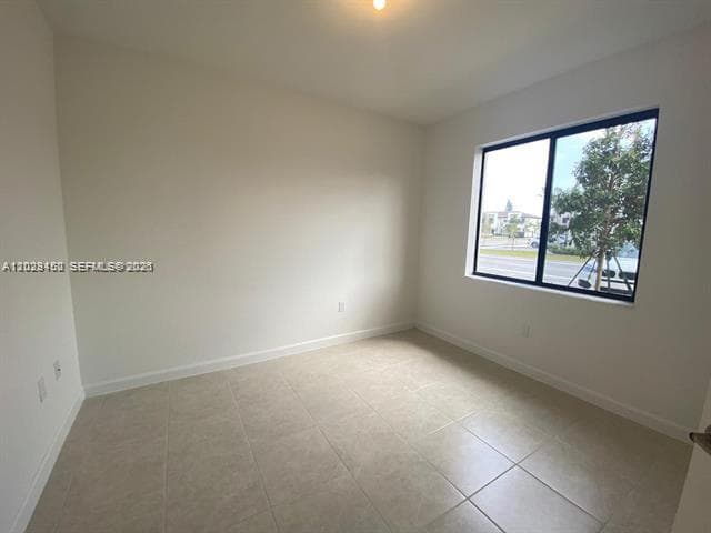 593 NE 208th Ter photo 5
