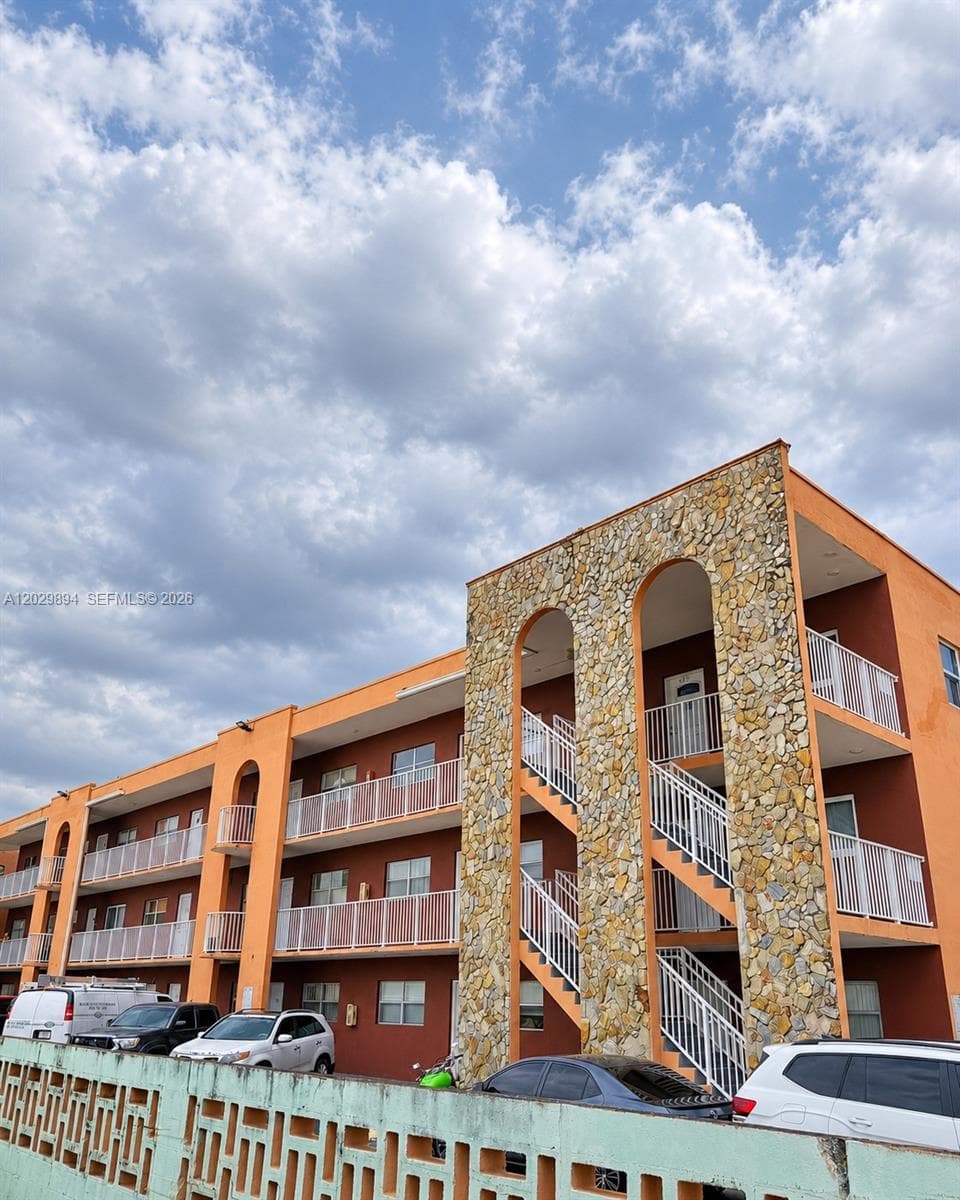 W & C Condo · #317 in Hialeah - Photo 2