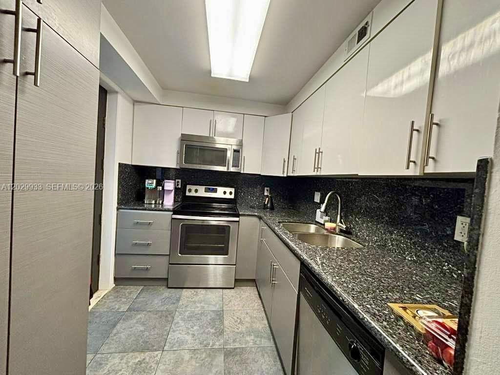 YACHT CLUB CONDO · #406 in Hallandale Beach - Photo 7