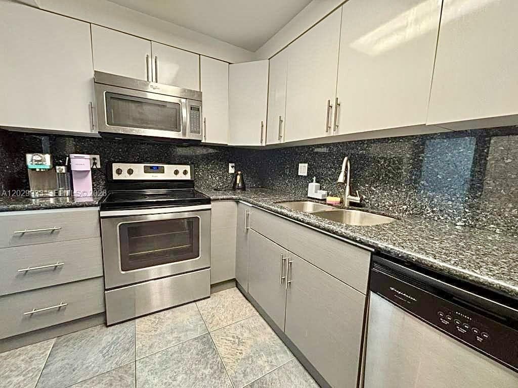 YACHT CLUB CONDO · #406 in Hallandale Beach - Photo 9