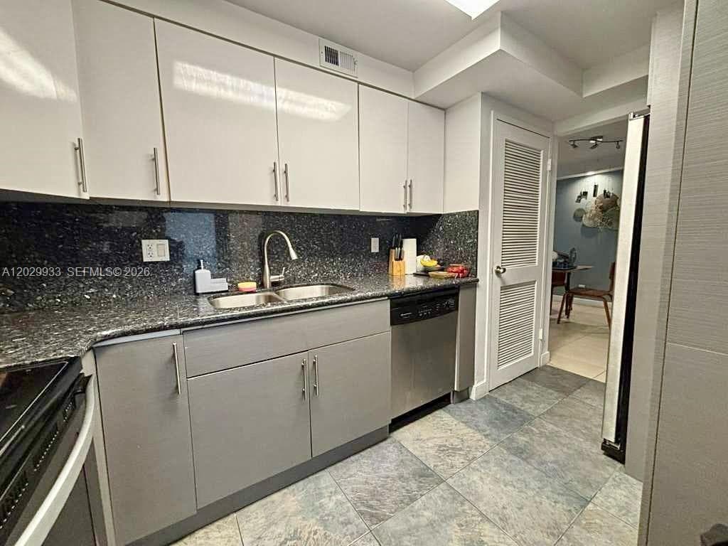 YACHT CLUB CONDO · #406 in Hallandale Beach - Photo 8