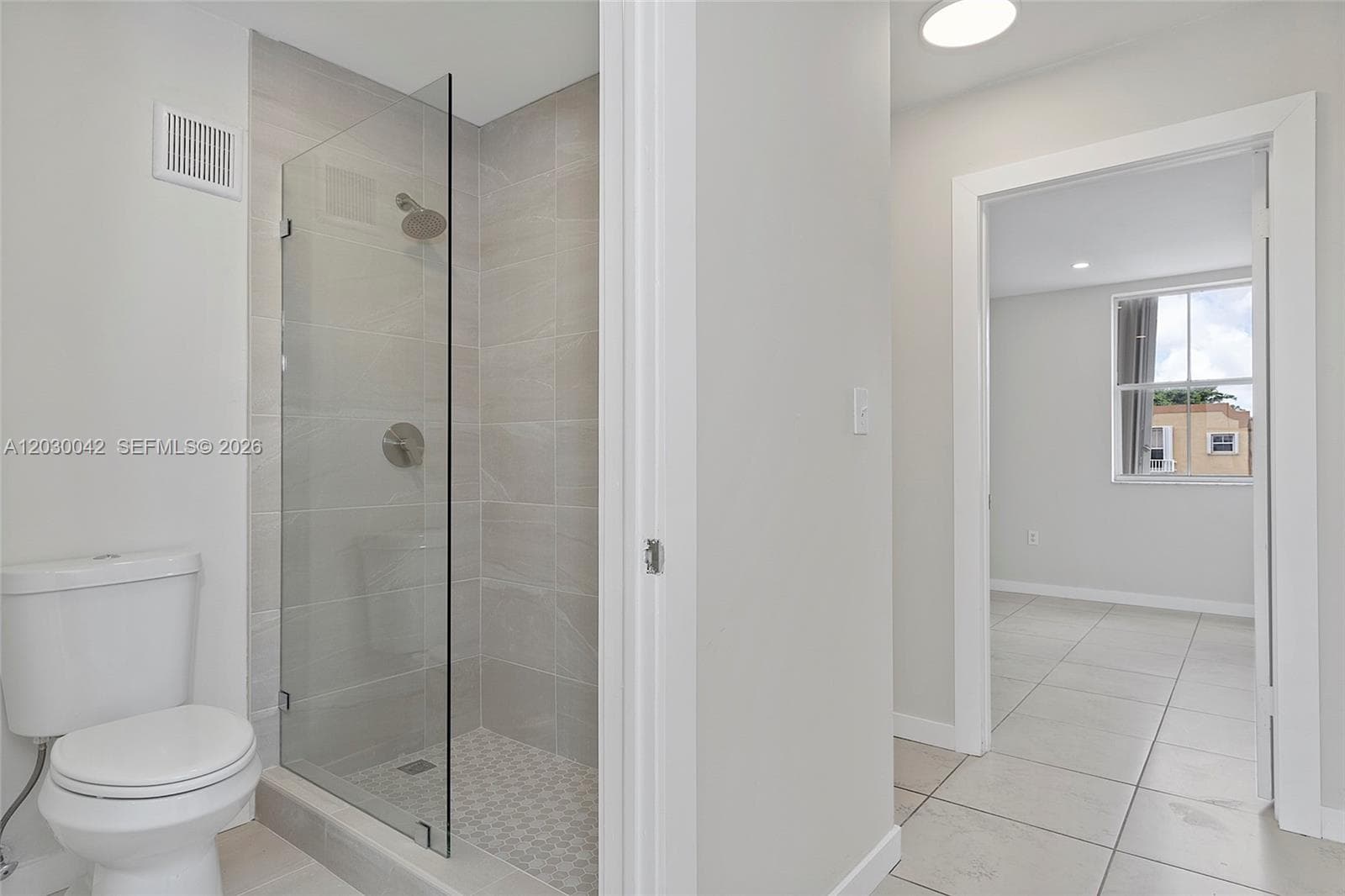 Shared bathroom for the two bedrooms