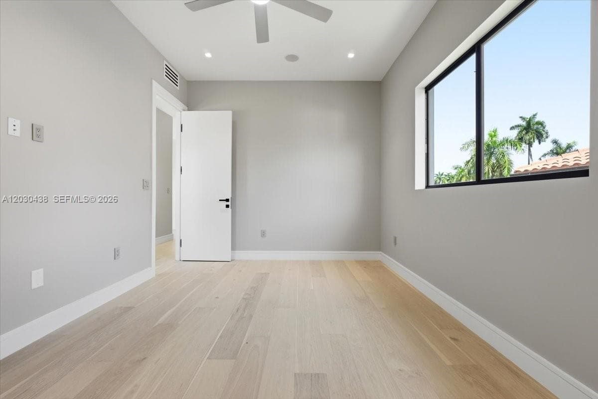 1380 Hollywood Blvd photo 25