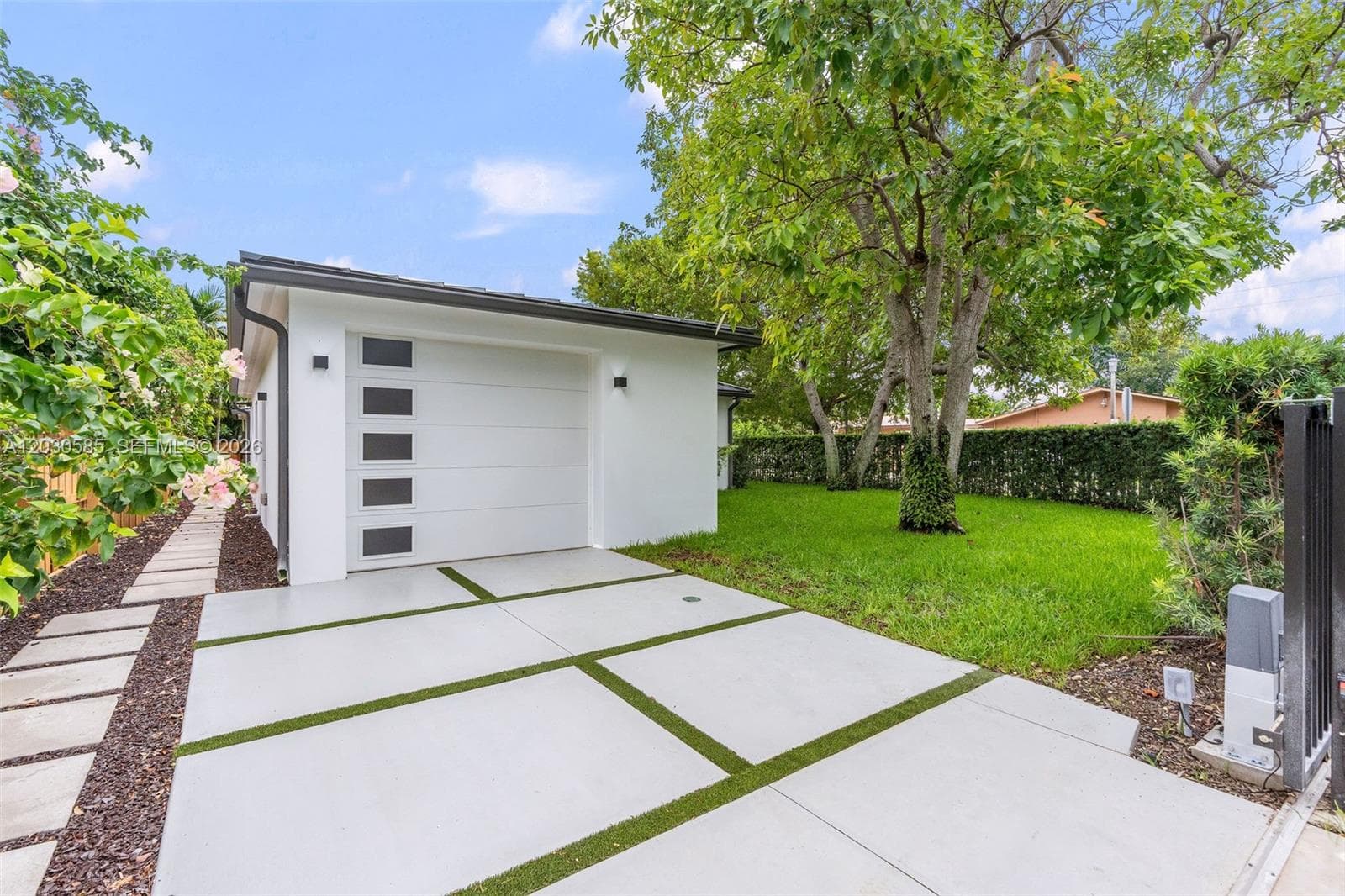 2286 SW 21st Ave photo 3