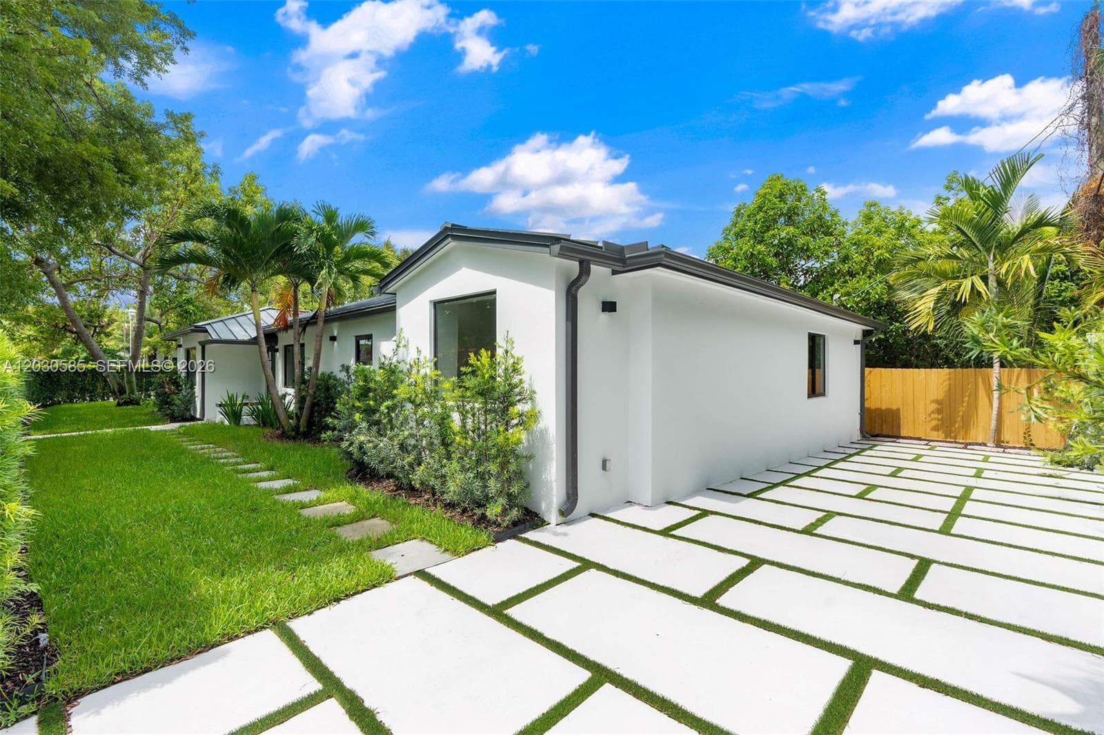 2286 SW 21st Ave photo 4