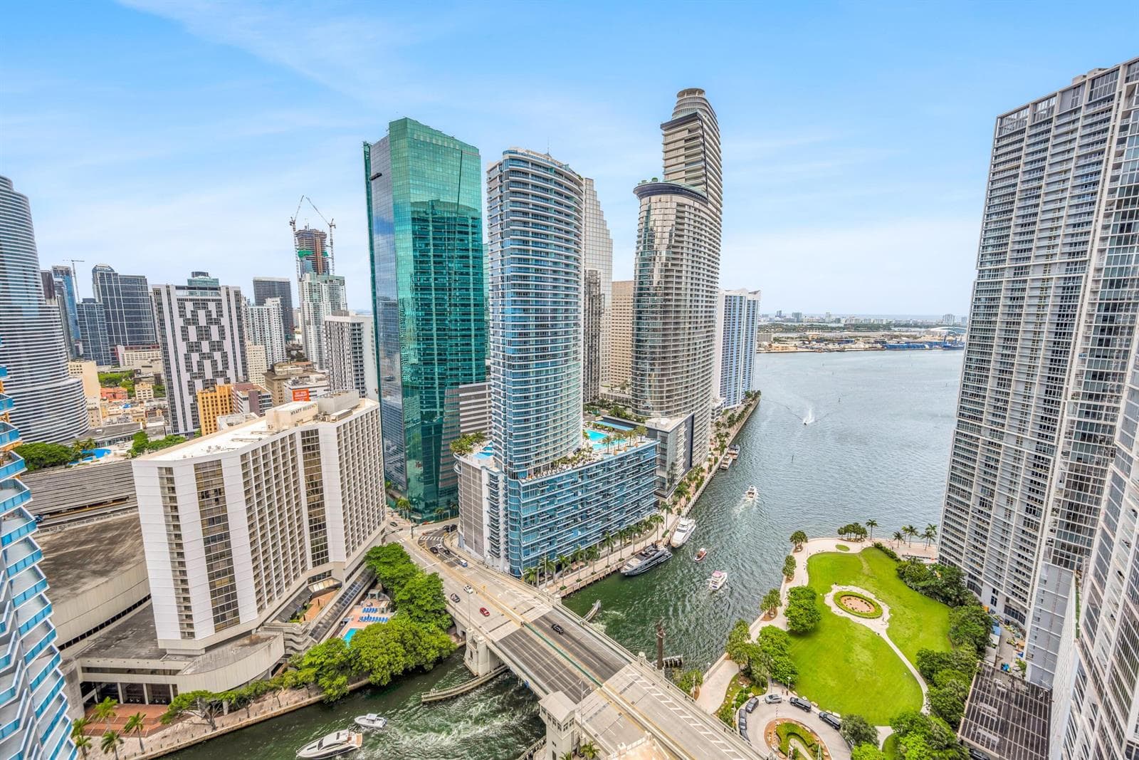 VICEROY-BRICKELL_Complex-from-the-Bay_ni