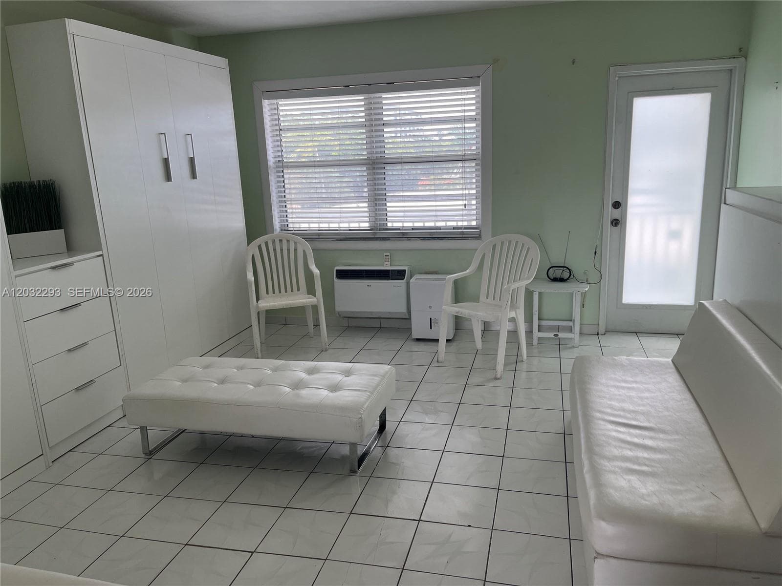 Bright and spacious room