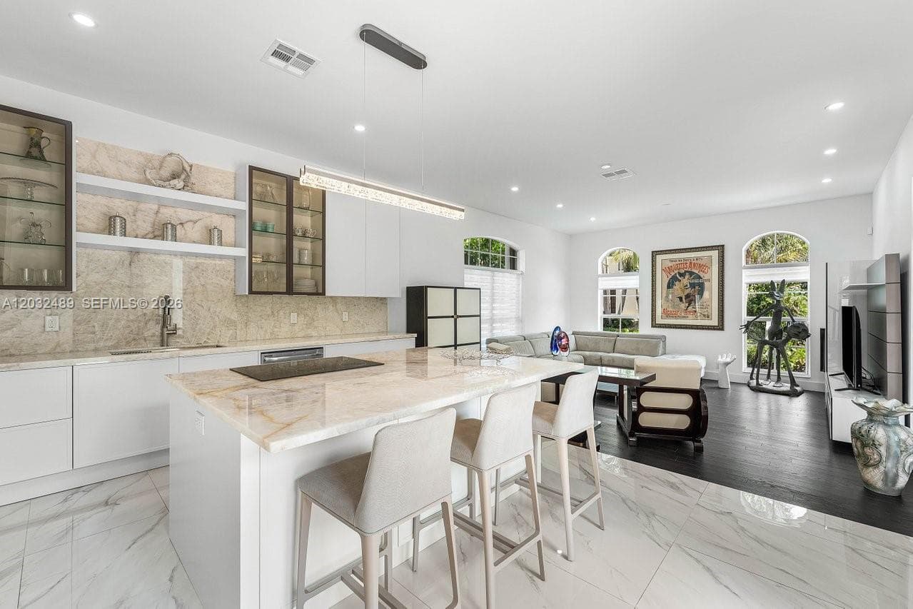 Large quartz island for sitting & entertaining